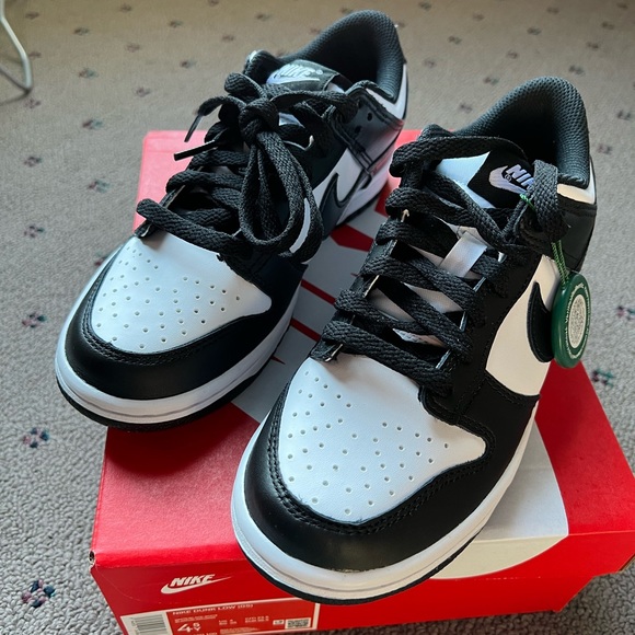 Nike Panda Low Dunks - Picture 3 of 4